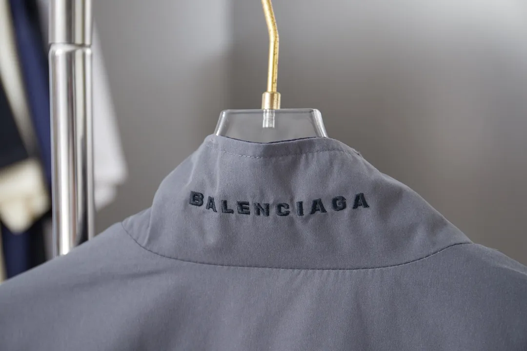 Balenciaga 𝘽𝘼𝙇𝙀𝙉𝘾𝙄𝘼𝙂𝘼 BLCG 25SS double-split waterproof waterproof jacket. Light luxury. A must-have item for men and women for daily commuting. Correct version. Welcome to compare. Detailed features · Customized matt Taslan jacket fabric · The entire fabric is pre-treated with a waterproof coating · The interior is made of three-grade polyester bird's eye mesh · OS ultra-loose silhouette design · Side zipper pockets Small stand-up collar design · Internal zipper pocket design · Elastic waistband design at the hem · Customized molded hardware zipper Jacket double puller design · Imported environmentally friendly glue screen printing process · Imported Tajima machine embroidery ring logo · Original main mark washed tag brand packaging Color: White/Royal Blue Size: 46/48/50/52